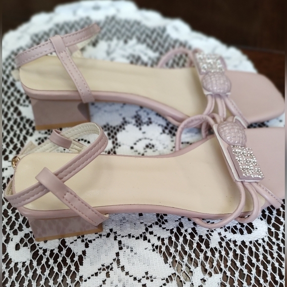 Nwot Low Heeled Lavender Sandals with Easy Hook Slip on Closure - Guximan? - Picture 4 of 12